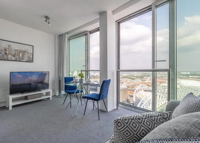 Bullring Modern & Stylish Apartment With City Skyline Views & Free Parking