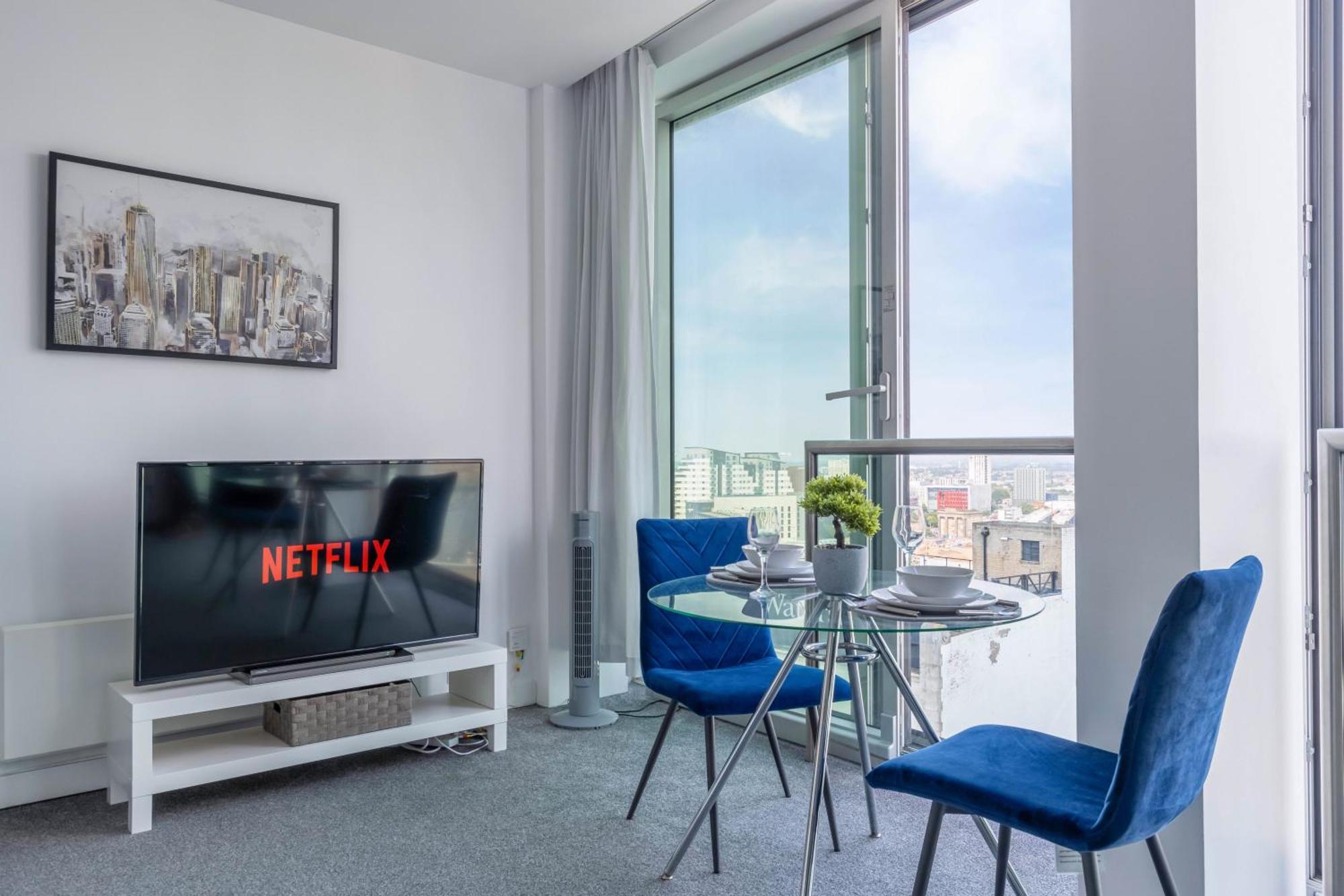 Bullring Modern & Stylish With Skyline Views & Free Parking Apartment