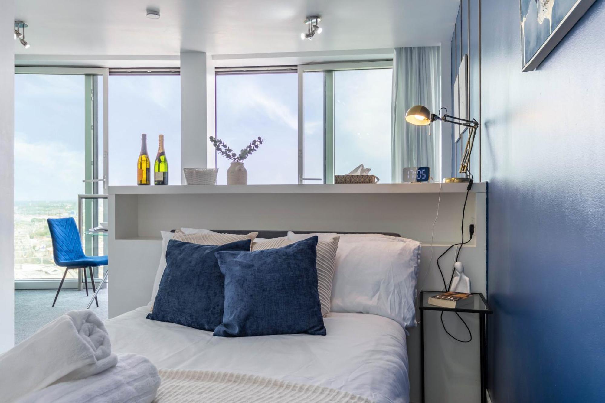 Bullring Modern & Stylish With Skyline Views & Free Parking Apartment